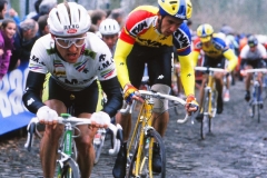 Links Charly Mottet mit rechts Sieger Johan Capiot an der Mauer von Geraardsbergen - Het Volk 1990